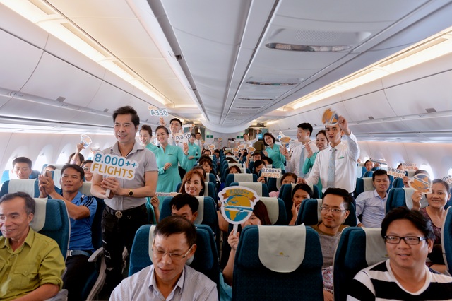 Máy bay hiện đại nhất thế giới chở 2,2 triệu khách đi/đến Việt Nam - 2
Cả chuyến bay hào hứng cùng chúc mừng Vietnam Airlines đạt dấu mốc khai thác hơn 8.000 chuyến bay cùng 8 chiếc A350.
