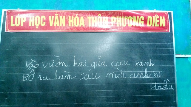 Những dòng chữ đầu tiên viết bằng phấn trắng trên bảng xanh của người dân vùng biển Phú Diên thắp lên ước mơ biết chữ của bà con. Và nhờ công sức của cô Hiền, cô Nở mà những ước mơ tuy nhỏ nhoi ấy đã trở thành hiện thực