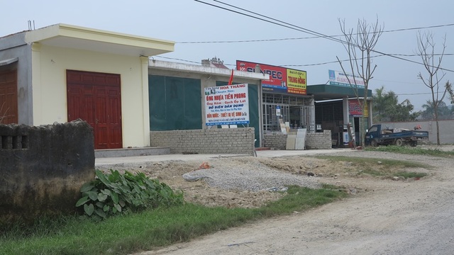 Nghệ An: Xã bị tố gian dối trong quá trình cấp sổ đỏ, cắt đất của dân bán trái quy định! - 8 Diện tích khu vực Rú Soi thuộc quyền quản lý sử dụng của ông Sơn nhưng sau đó lại được UBND xã Quỳnh Lâm phân lô bán cho các hộ dân khác sinh sống, làm nhà kiên cố.