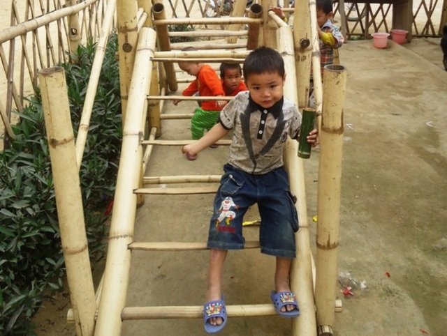 Rớt nước mắt cảnh khó khăn của học sinh điểm lẻ vùng cao xứ Thanh - 3 Những dụng cụ trò chơi của các em học sinh được làm từ tre rừng