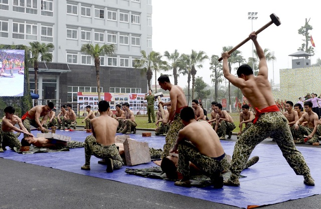 Bộ đội đặc công lấy họng "chọi" mũi giáo, dùng răng kéo ô tô - 11 Bộ đội đặc công lấy họng "chọi" mũi giáo, dùng răng kéo ô tô - 11