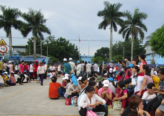 Thanh Hóa: Khoảng 8.000 công nhân đình công vì không có nhà để xe - 3 Công nhân nghỉ việc phản đối vì không có nhà để xe