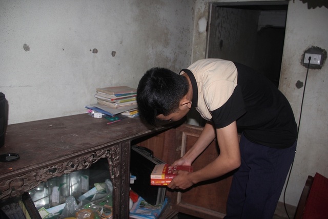 Nam sinh mồ côi bố mẹ đậu đại học lo không có tiền nhập học - 2 Xếp lại những chồng sách vở Hoàng mang nỗi buồn vì con đường trở thành kỹ sư xây dựng của em đang rất u ám vì hoàn cảnh gia đình.