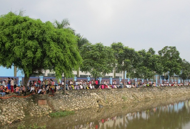 Thanh Hóa: Khoảng 8.000 công nhân đình công vì không có nhà để xe - 2 Thanh Hóa: Khoảng 8.000 công nhân đình công vì không có nhà để xe - 2