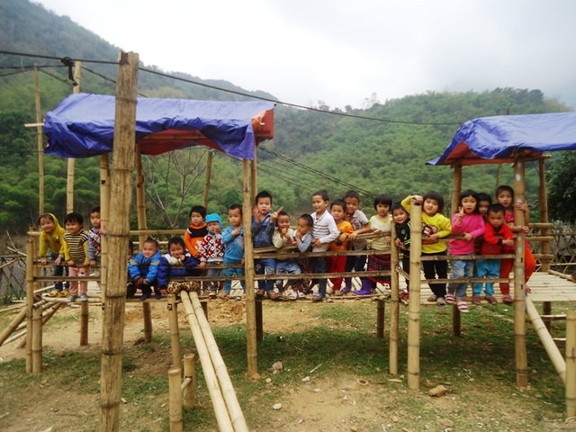 Rớt nước mắt cảnh khó khăn của học sinh điểm lẻ vùng cao xứ Thanh - 13 Trò chơi của trẻ được các phụ huynh làm từ các vật liệu lấy trên rừng