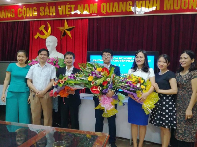 Nghệ An: Tưng bừng chào đón chàng trai đoạt Huy chương Bạc Olympic Hóa học quốc tế - 4 Thầy cô trường Phan Bội Châu tặng hoa chúc mừng học sinh Hoàng Nghĩa Tuyến