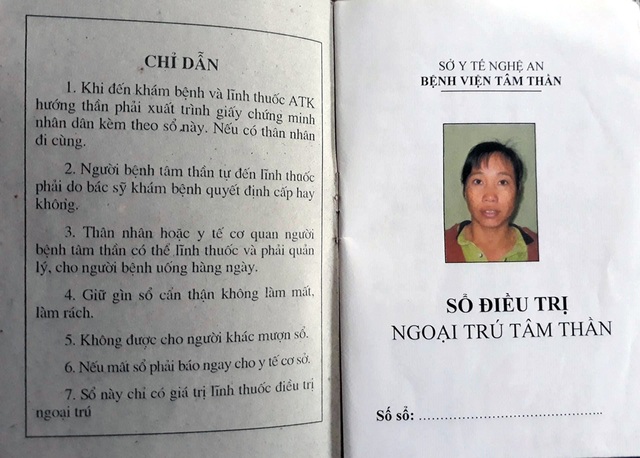 Bố bỏ đi, mẹ tâm thần, cậu học sinh chăm anh trai tai nạn nguy kịch trong khốn khó - 9 Sổ điều trị ngoại trú căn bệnh tâm thần của chị Nguyễn Thị Huệ.