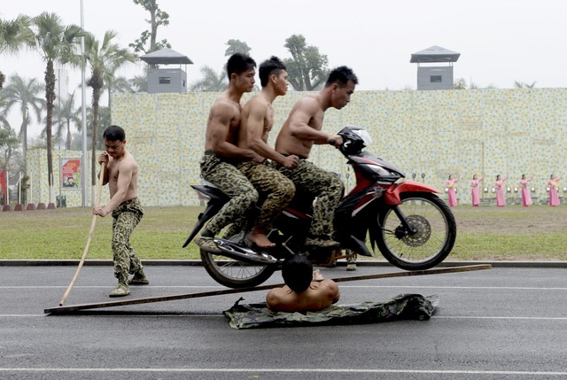 Bộ đội đặc công lấy họng "chọi" mũi giáo, dùng răng kéo ô tô - 13 Bộ đội đặc công lấy họng "chọi" mũi giáo, dùng răng kéo ô tô - 13