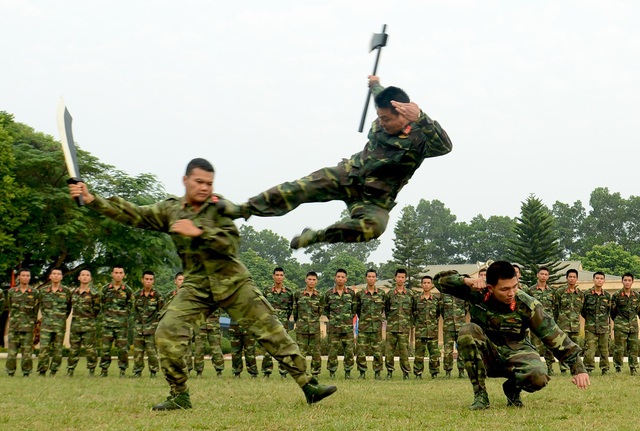 Bộ đội đặc công lấy họng "chọi" mũi giáo, dùng răng kéo ô tô - 14 Bộ đội đặc công lấy họng "chọi" mũi giáo, dùng răng kéo ô tô - 14