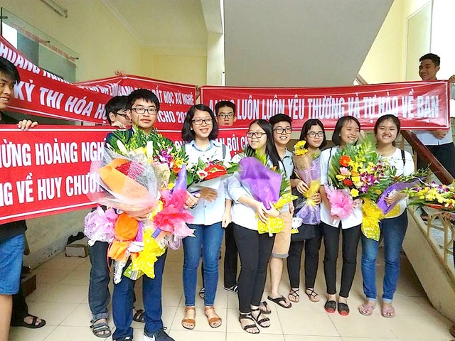 Nghệ An: Tưng bừng chào đón chàng trai đoạt Huy chương Bạc Olympic Hóa học quốc tế - 1 Bạn bè cùng đến chia sẻ niềm vui cùng Hoàng Nghĩa Tuyến.