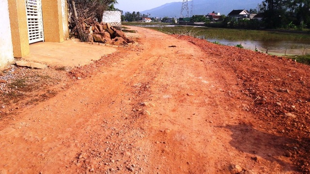 Nghệ An: Dân “tố” xã thiếu minh bạch trong thu chi tài chính? - 6 Một đoạn đường bê tông hóa bị xe chở đất cày nát trên địa bàn xã Diễn Phú. Hiện tại lớp bê tông không còn bóng dáng trên mặt đường này nữa.Nên từ năm 2011 đến nay dự án này vẫn “giẫm chân tại chỗ”, cử tri nhiều lần chất vấn nhưng xã vẫn không trả lời…