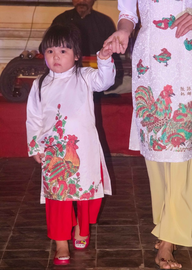 Độc đáo bộ sưu tập áo dài tranh Đông Hồ - 3 Em bé mặc chiếc áo dài với con gà trống đỏ