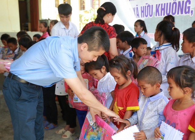 Ngập tràn niềm vui ngày khánh thành cầu Dân trí thứ 13 tại xứ Nghệ - 3
Nhà báo Phạm Tuấn Anh - Phó Tổng biên tập báo Dân trí trao học bổng cho các em.
