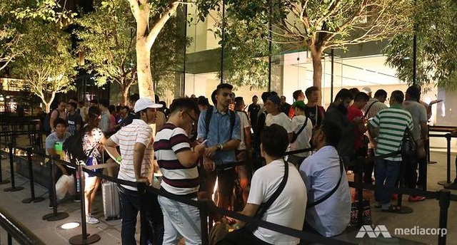 Giá mua sỉ iPhone X đã tăng vọt lên đến 50 triệu đồng - 2 Các chủ cửa hàng chuyển hướng tìm người xếp hàng để mua iPhone X sớm nhất