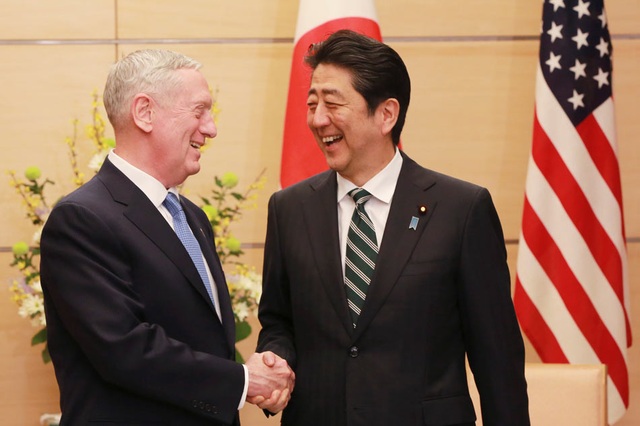“Mỹ sẽ đứng về phía Nhật trong tranh chấp ở Hoa Đông” - 1
Bộ trưởng Quốc phòng Mỹ James Mattis trong cuộc gặp hôm 3/2 với Thủ tướng Nhật Bản Shinzo Abe tại Tokyo. (Ảnh: AFP)