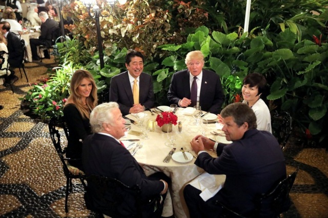 Đệ nhất phu nhân Nhật Bản lảng tránh nói chuyện với Tổng thống Trump? - 1
Tổng thống Trump và bà Akie Abe từng ngồi cạnh nhau trong chuyến công du Mỹ hồi tháng 2 của Thủ tướng Shinzo Abe. (Ảnh: Reuters)