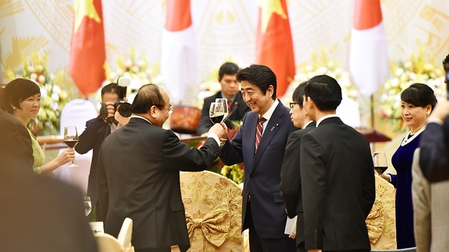 Thủ tướng Nhật được chiêu đãi cơm rang, ngọn su su xào tại Hà Nội - 4
Thủ tướng Nguyễn Xuân Phúc và Thủ tướng Shinzo Abe tại bữa Quốc yến.