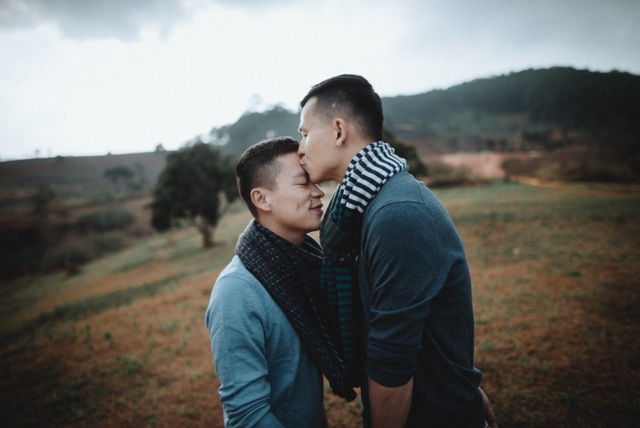Adrian Anh Tuấn và Sơn Đoàn đã có khoảng thời gian tìm hiểu và yêu nhau 3 năm trước khi quyết định tổ chức đám cưới. Đây được xem là đám cưới đồng tính đầu tiên trong showbiz Việt kể từ khi Luật Hôn nhân và Gia đình sửa đổi.
