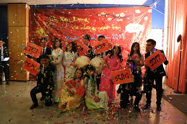 "Tết Xây Dựng 2017” chào đón năm mới của cộng đồng người Việt tại Paris - 4
Tiết mục trình diễn áo dài của các chàng trai, cô gái Xây dựng