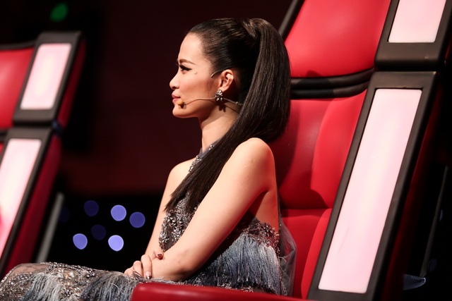 Thu Minh "sợ" Noo Phước Thịnh vì "giọng ca phi giới tính" - 4 HLV Đông Nhi có chút nổi giận vì trong lúc nhảy Ali Hoàng Dương không có lượn qua bên mình.