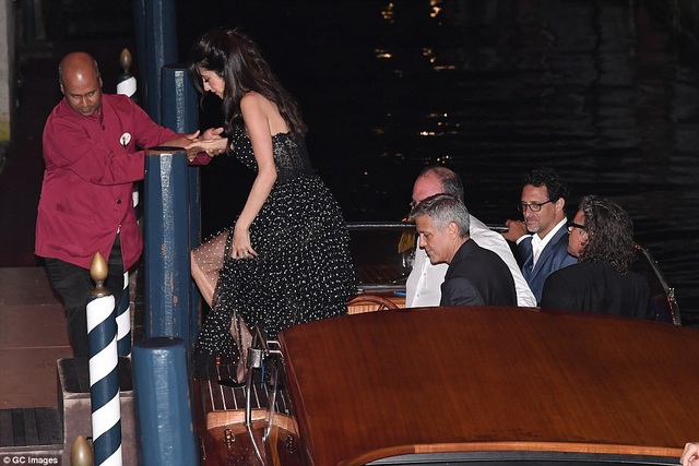 Vợ George Clooney lấy lại dáng thon "đáng kinh ngạc" sau khi sinh con 2 tháng - 1
Vợ chồng George và Amal Clooney lọt vào ống kính của giới săn tin khi đi dạo trên du thuyền tại Venice, tối 31/8.