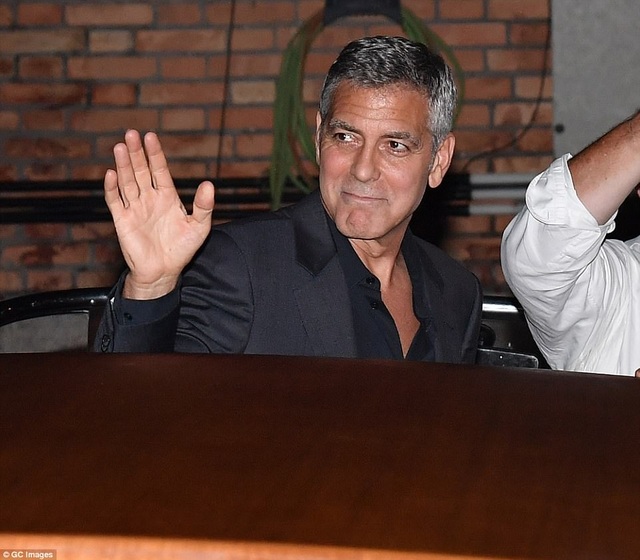 Vợ George Clooney lấy lại dáng thon "đáng kinh ngạc" sau khi sinh con 2 tháng - 11
Trong bài phỏng vấn gần đây, George thừa nhận, việc làm bố ở tuổi ngoài 50 thực sự rất áp lực. Anh luôn lo lắng cho sự an toàn của các con và vợ.