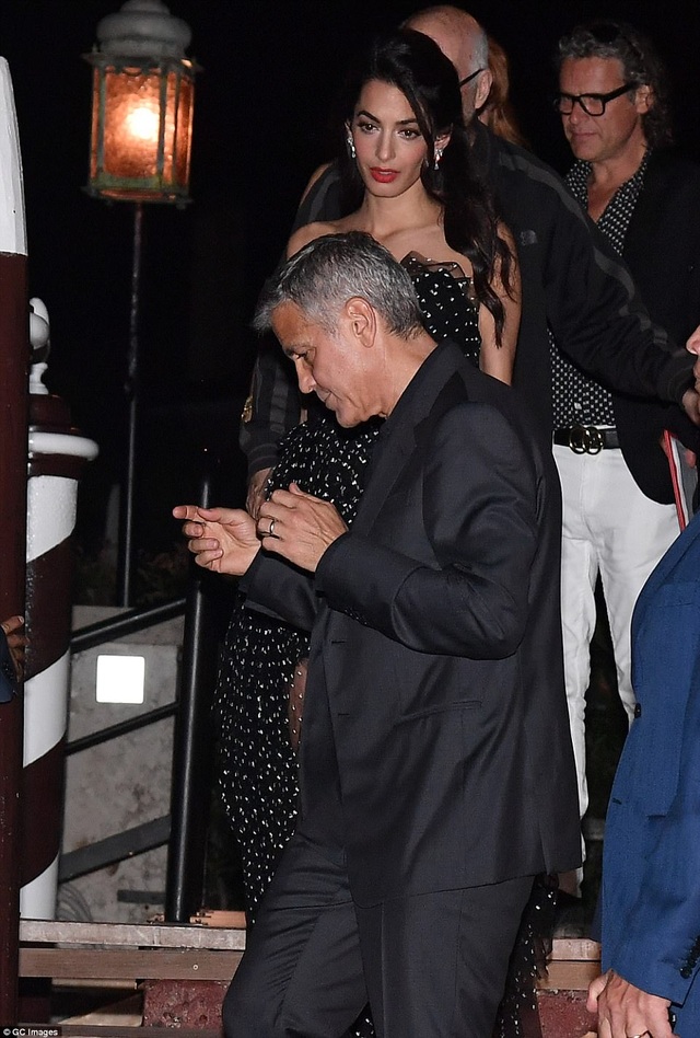 Vợ George Clooney lấy lại dáng thon "đáng kinh ngạc" sau khi sinh con 2 tháng - 12 Vợ George Clooney lấy lại dáng thon "đáng kinh ngạc" sau khi sinh con 2 tháng - 12