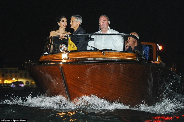 Vợ George Clooney lấy lại dáng thon "đáng kinh ngạc" sau khi sinh con 2 tháng - 5
Dù đang có con nhỏ nhưng vợ chồng Amal và George không bao giờ quên dành cho nhau những giây phút riêng tư và lãng mạn để hâm nóng tình vợ chồng.
