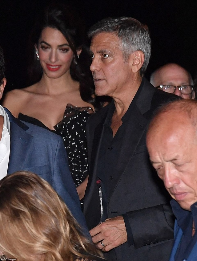 Vợ George Clooney lấy lại dáng thon "đáng kinh ngạc" sau khi sinh con 2 tháng - 4 Vợ George Clooney lấy lại dáng thon "đáng kinh ngạc" sau khi sinh con 2 tháng - 4