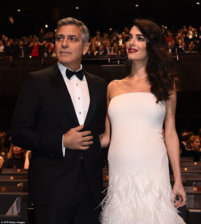 George Clooney đưa vợ bầu dự sự kiện - 5
Ở tuổi 56, ngôi sao phim 13 tên cướp thế kỷ sắp đón 2 đứa con sinh đôi, 1 trai, 1 gái với người vợ kém 17 tuổi