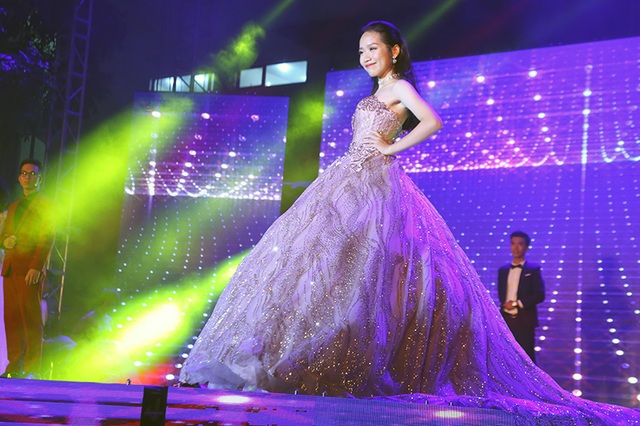 Nữ sinh chuyên Địa đăng quang tân đại sứ trường Ams - 10
Thí sinh top 3 Nguyễn Thị Bằng Linh khoe nét đẹp tuổi 16 đầy sức sống