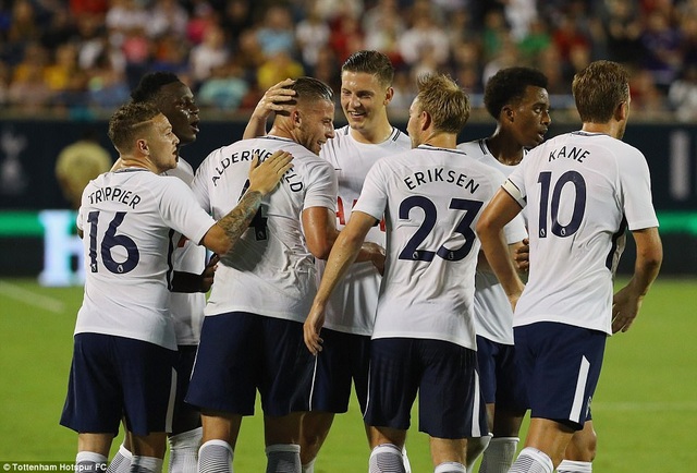 Tottenham 4-2 PSG: Kane sút 11m thành công, Trapp bị đuổi - 2
Các cầu thủ Tottenham ăn mừng bàn thắng của Alderweireld