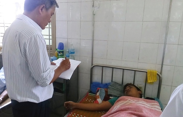 19 người nhập viện nghi ăn bánh tét trong đám tang - 2 Cán bộ Sở Y tế lấy lời khai của bệnh nhân bị ngộ độc thức ăn