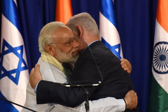 Thủ tướng Ấn Độ xắn quần dạo biển cùng lãnh đạo Israel - 6 Hai nhà lãnh đạo thường xuyên dành cho nhau cử chỉ thân mật nhân chuyến thăm ba ngày của Thủ tướng Modi tới Israel (Ảnh: Getty)