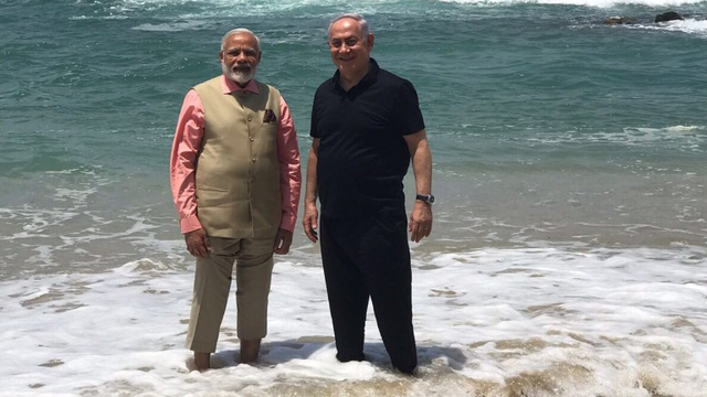 Thủ tướng Ấn Độ xắn quần dạo biển cùng lãnh đạo Israel - 1 Thủ tướng Ấn Độ Narendra Modi (trái) và Thủ tướng Israel Benjamin Netanyahu trò chuyện tại bờ biển Olga (Ảnh: Twitter)