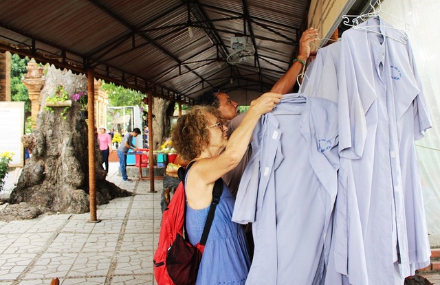 Nha Trang: Du khách mặc hở hang được cho mượn áo dài khi hành hương - 6 Nhiều du khách nước ngoài cũng mặc dài trước khi vào trong tháp