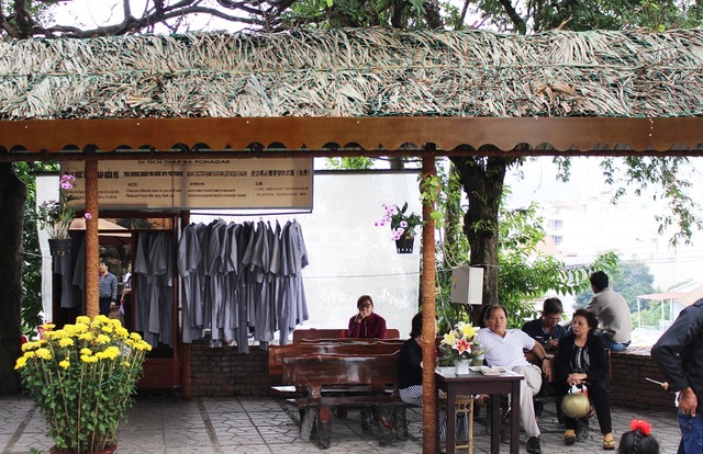 Nha Trang: Du khách mặc hở hang được cho mượn áo dài khi hành hương - 7 Toàn cảnh tủ áo dài lam tại tháp bà Ponagar Nha Trang