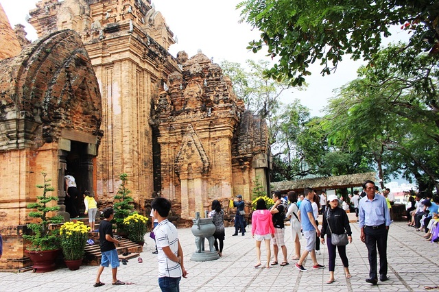 Nha Trang: Du khách mặc hở hang được cho mượn áo dài khi hành hương - 10 Du khách tham quan tháp bà Ponagar Nha Trang, hôm 11/2