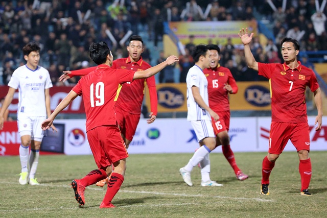 U23 Việt Nam 2-3 Ulsan Hyundai: Văn Toàn, Đức Chinh ghi bàn - 3
Văn Toàn chia sẻ niềm vui với Công Phượng