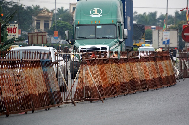 Thiết lập hàng rào sắt, thắt chặt an ninh trước giờ Khai ấn ở đền Trần - 2
Một đoạn rào sắt khác ở gần đền Trần.