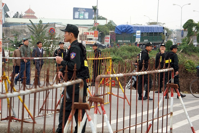 Thiết lập hàng rào sắt, thắt chặt an ninh trước giờ Khai ấn ở đền Trần - 6
Lực lượng CSCĐ liên tục đi rà soát, yêu cầu những người lái xe ôm đi ra khỏi khu vực trước cửa đền Thiên Trường và Chùa Tháp.