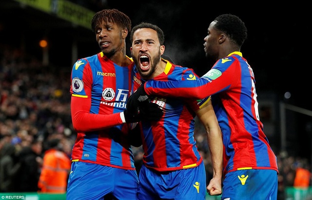 Crystal Palace 2-3 Arsenal: Cú đúp của Sanchez - 3
Andros Townsend (giữa) ăn mừng cùng đồng đội sau khi ghi bàn vào lưới Arsenal