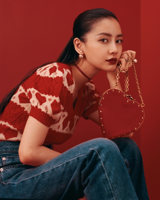 "Gái một con" Angelababy ngày càng trẻ đẹp và cá tính! - 5
Nữ diễn viên xinh đẹp hiện là gương mặt đại diện của Dior tại Trung Quốc và đây được xem là vinh dự với cô. Bộ ảnh này được thực hiện vào tháng 7 vừa rồi, gần 8 tháng sau khi cô sinh con trai đầu lòng.