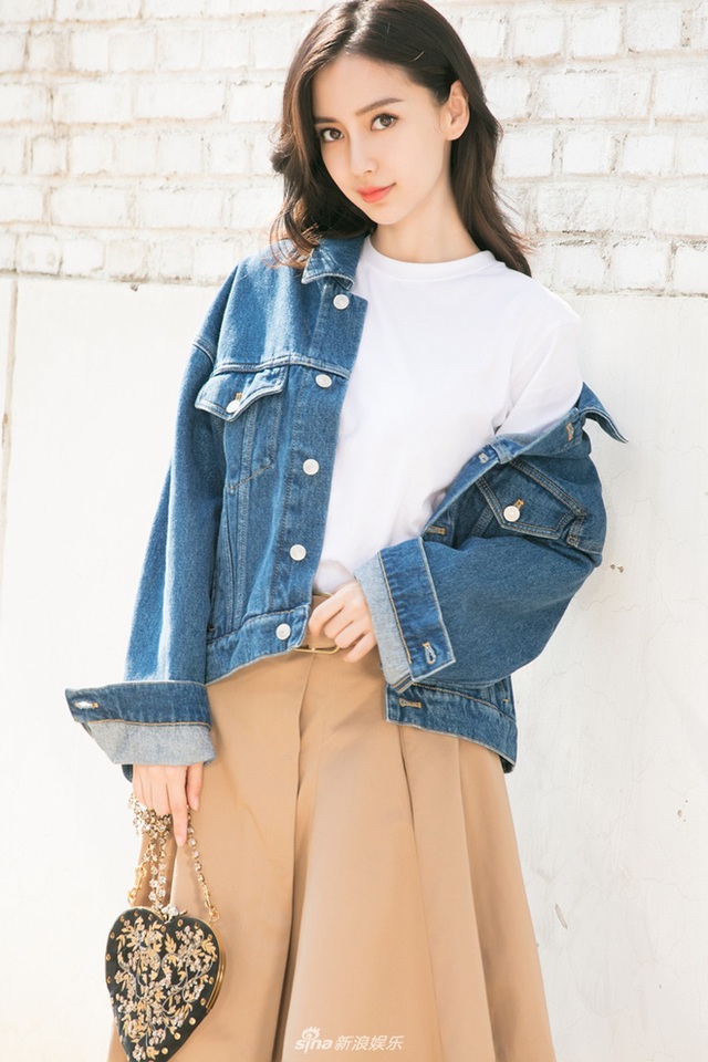 "Gái một con" Angelababy ngày càng trẻ đẹp và cá tính! - 11
Với phong cách nữ sinh trung học, Angelababy trẻ trung và rất dễ thương.