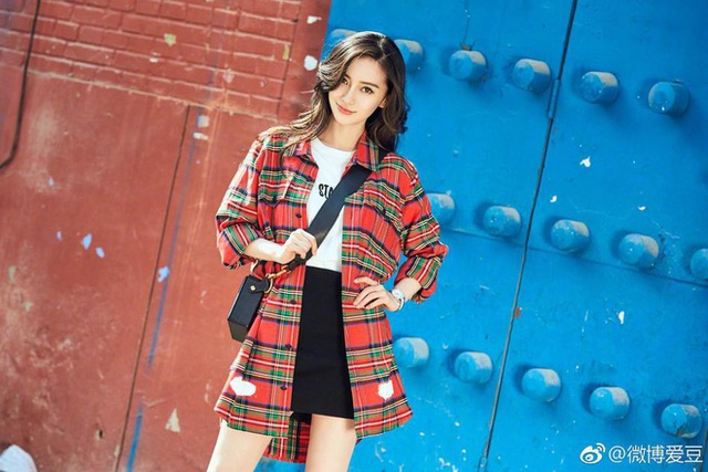 "Gái một con" Angelababy ngày càng trẻ đẹp và cá tính! - 13
Angelababy quay lại với công việc người mẫu ảnh vào tháng 4 vừa rồi sau một thời gian nghỉ sinh. Nhờ việc giữ gìn trong giai đoạn mang thai cũng như sau khi ính nở, Angelababy nhanh chóng về phom mà không phải vất vả ăn kiêng.