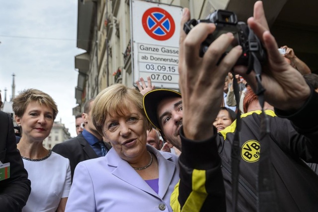 Ảnh "tự sướng" của các nguyên thủ thế giới - 4
Thủ tướng Đức Angela Merkel chụp ảnh tự sướng cùng Tổng thống Thụy Sĩ Simonetta Sommaruga tháng 9/2015. (Ảnh: AFP)