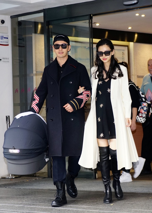 Angelababy xinh đẹp, quyến rũ chỉ sau vài ngày sinh con trai đầu lòng - 5
Kể từ lúc vợ nhập viện chuẩn bị sinh con tới khi hai mẹ con Angelababy được xuất viện, Huỳnh Hiểu Minh luôn túc trực bên vợ và con trai. Anh bận rộn lui tới bệnh viện vì lo lắng cho sức khỏe của hai mẹ con.