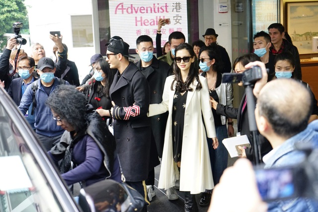 Angelababy xinh đẹp, quyến rũ chỉ sau vài ngày sinh con trai đầu lòng - 6
Nữ diễn viên xinh đẹp trông rất nhanh nhẹn, khỏe mạnh chỉ hai ngày sau khi sinh con.