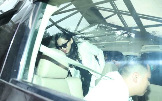 Angelababy xinh đẹp, quyến rũ chỉ sau vài ngày sinh con trai đầu lòng - 7
Trước khi lên xe ô tô để về nhà, Angelababy và Huỳnh Hiểu Minh còn cười chào phóng viên rất thân thiết. Họ dường như không thấy bị làm phiền bởi đám đông đứng trước cửa bệnh viện.