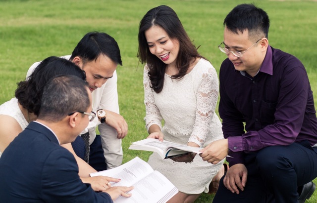 Chùm ảnh: Niềm vui ngày tốt nghiệp của các tân thạc sĩ FSB - 4
Trong giờ phút nhận bằng, các học viên bồi hồi nhớ lai những ngày miệt mài học tập tại chương trình Thạc sĩ Quản trị Kinh doanh FeMBA. Ở đó, họ đã có những buổi học tập sôi nổi theo phương pháp Kiến tạo của người Do Thái thông minh. Họ được kiến tạo tri thức, được tư duy sáng tạo dưới sự dẫn dắt của các thầy. Họ cũng được kết hơp giữa những buổi học trong nhà và những buổi học dã ngoại để không gian học tập được rộng mở.